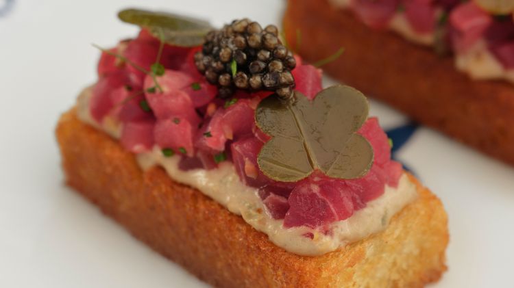 Tartare di vitello ragusano, con cetriolini, peperoncino fermentato, uovo biologico e sfoglia di parmigiano
