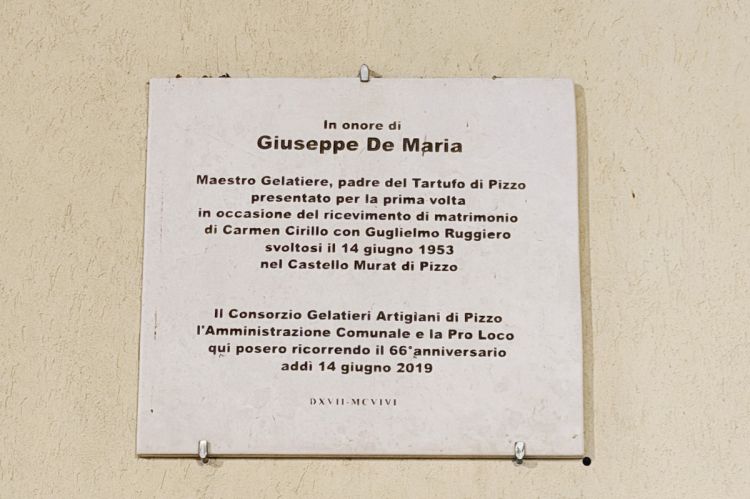 La targa che sulla piazza di Pizzo omaggia Giuseppe De Maria, creatore del Tartufo
