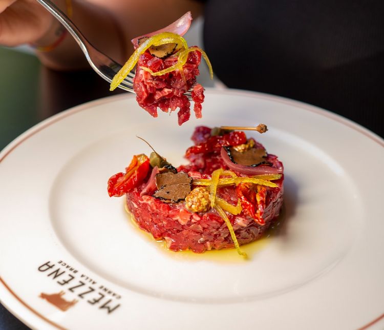 Tartare di bufala con scaglie di tartufo, cucunci, pomodorini confit, limone candito, cipolla rossa in agrodolce e senape in grani
