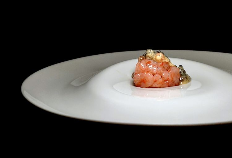 Tartare di gamberi di Schiavonea e caviale: gamberi viola di Schiavonea, beurre blanc, riduzione di cernia, caviale, uova di salmone