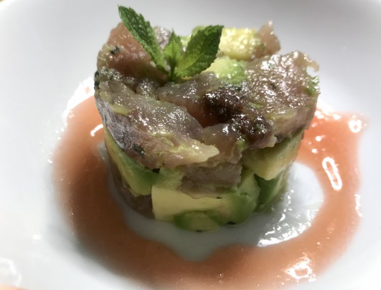 Palamita marinata con avocado e salsa alle fragole
