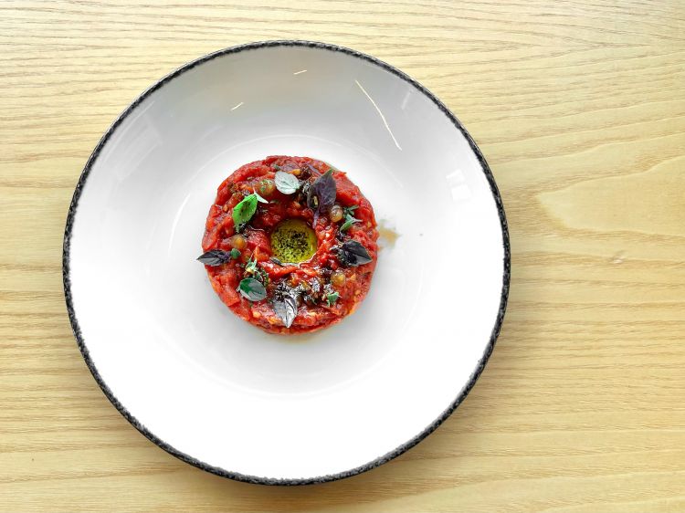 Tartare di pomodoro: pomodoro arrosto, olio all’origano, fichi secchi e composta di agrumi
