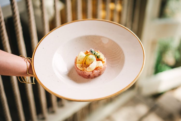 Tartare di ricciola, pesca e pinoli
