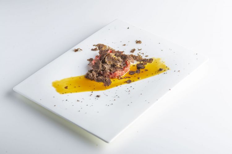 Tartare di Vicciola, pralinato di nocciola e tartufo macrosporum
