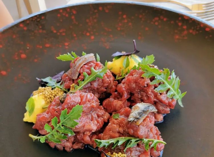 Tartare di vacca, capperi soffiati, alici, zabaione salato al limone e burro affumicato
