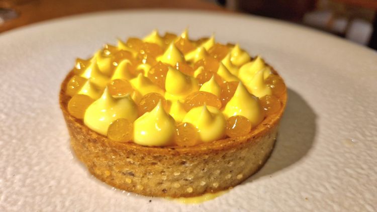 Crostatina con cremoso di cioccolato bianco e mango candito