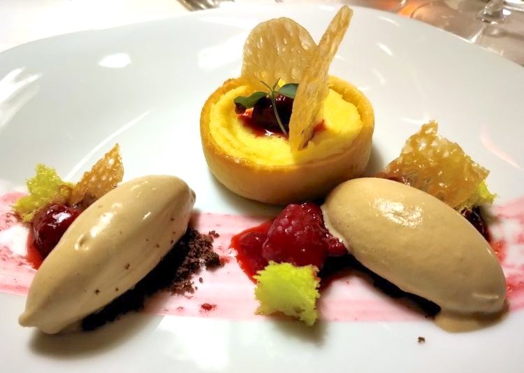 Tartelletta di mascarpone altoatesino con lime, lamponi marinati in vino rosso, gelato al muscovado