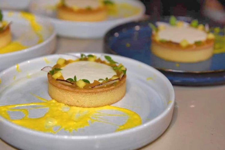 Tartelletta di pasta frolla con mango curd, panna cotta al cocco, gel al passion fruit e gelato al mango
