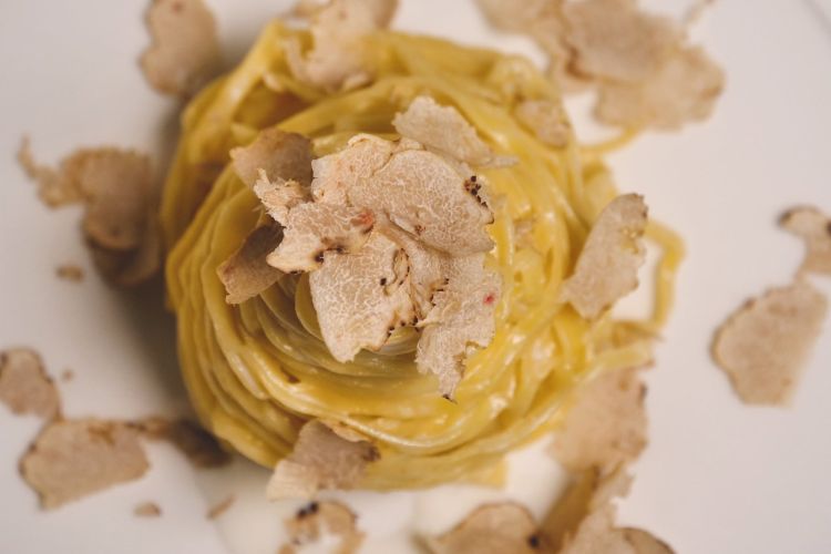 In Italia, è tempo di piatti a base di tartufo. T
