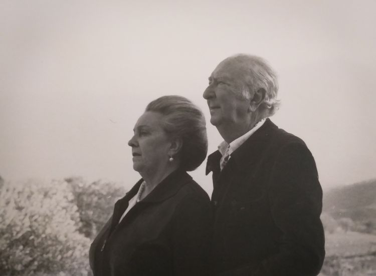Il conte Giuseppe Tasca d'Almerita con la moglie Franca. Sull'etichetta di Nozze d'Oro il suo pensiero: «...dedicato a mia moglie con amore immenso»
