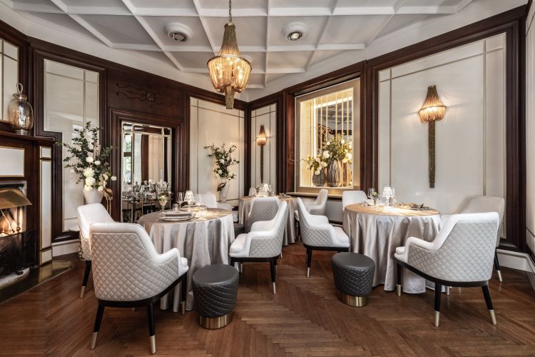 Solo 4 tavoli aperti anche agli esterni per il raffinato The Tasting Room, fine dining di Villa Eden