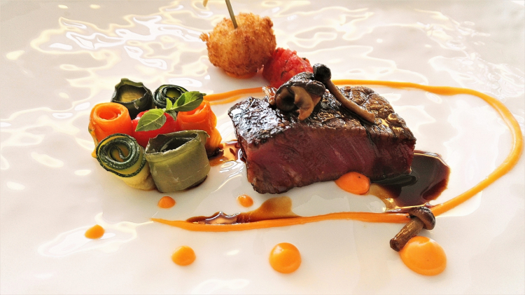 Tataki di fassona con tartare di pomodoro, ratatuille di verdure, con salsa di soia e crocchetta di patate in tabasco