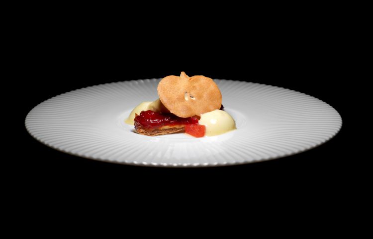 Tatin d’anguria, cialda di mela, spuma al latte magro, anguria fresca, gelato al caramello salato
