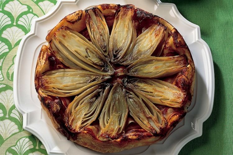 Una delle numerose versioni della Tarte Tatin, in questo caso alla indivia belga e bacon