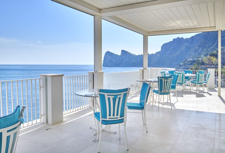 Alla Taverna si pranza e si cena immersi nel blu, sospesi tra mare e cielo