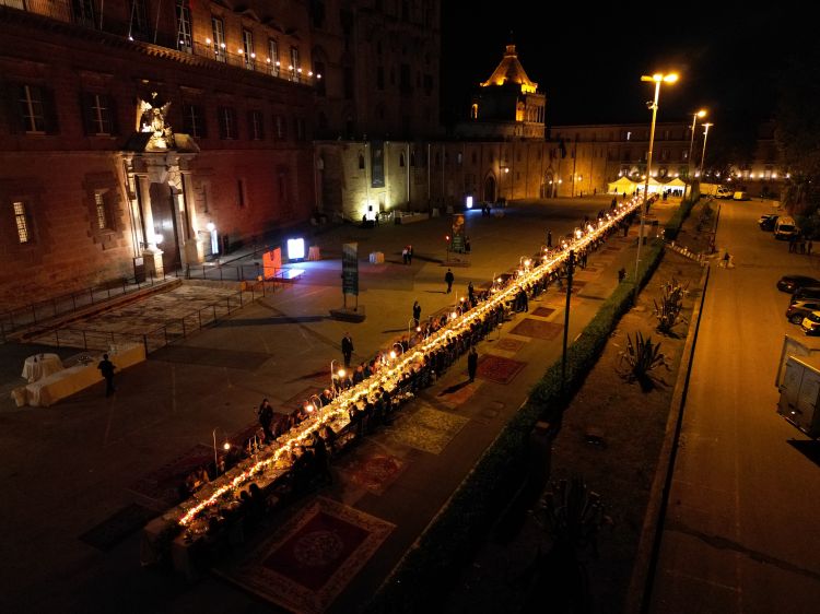 Il tavolo lungo 130 metri allestito da Galati Catering

