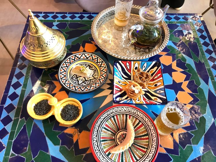 La colorata tavola con dolci marocchini artigianali e tè alla menta
