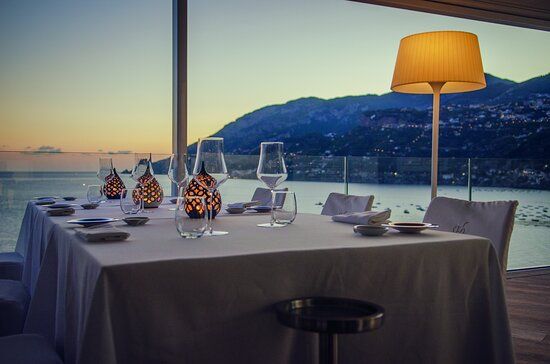 Vista mozzafiato sul mare. Il nome del ristorante 