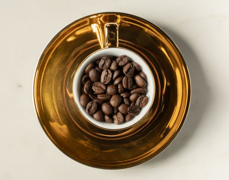 Una tazzina colma di chicchi Panama Geisha, un ca