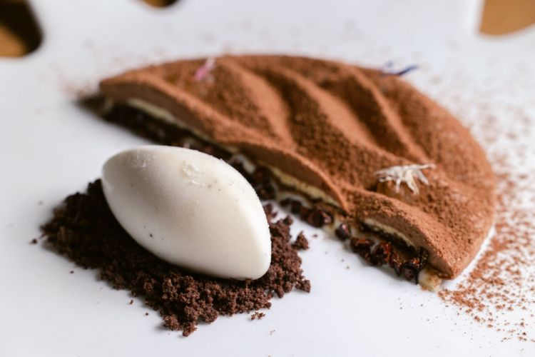 Mousse di cioccolato fondente con vaniglia, crumble di frutti di bosco e gelato di fava tonka