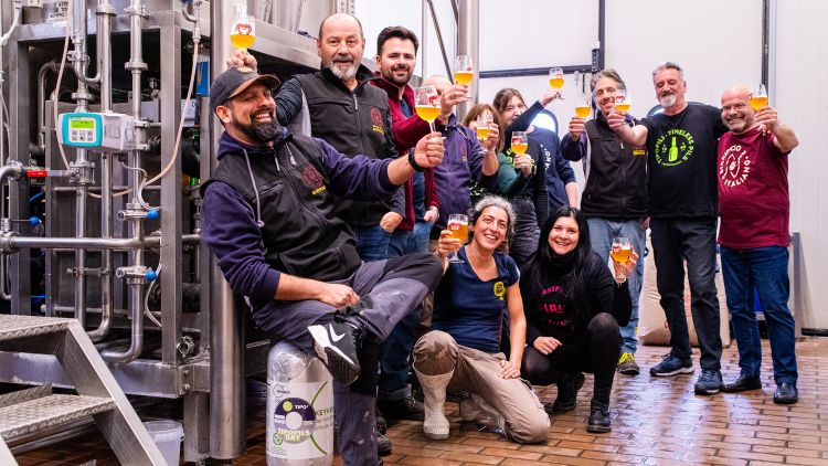 Il team del Birrificio Italiano: dal 2012 la produzione si &egrave; spostata da Lurago Marinone a Limido Comasco

