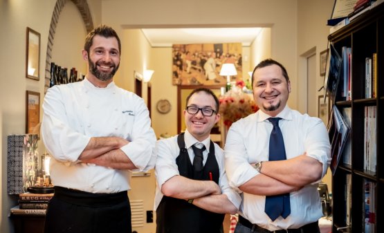 I tre soci della trattoria Ai Due Platani: da sinistra lo chef Gianpietro Stancari, il responsabile di sala Mattia Serventi e il patron e responsabile della cantina Giancarlo Tavani (foto di Lorenzo Moreni)
