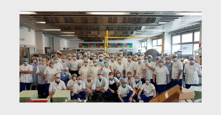 Il team del Policlinico. «Lasciatemi ringraziare», scrive Lorenzo, «Giulia Leone, Giacomo Merlani, Martina Baratto, Virginia Valle. Per il progetto Crunch: Ferdinando Antonino Giannone, Olimpia Ventura Montecamozzo. In cucina Alessandro Guerzoni, Davide Sarti e la carica dei 101 cuochi che da anni sfama migliaia di persone. Per il team dei servizi di supporto alla persona, Patrizia Collina e Matteo Falletta, Alessandra Fiorini, Francesca Martino, Marco Storchi»
