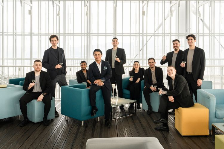 È il 2019 quando Marco Sacco sbarca sul rooftop del grattacielo Intesa Sanpaolo e da qui iniziano grandi successi, che si coronano anche per il bar (il team nella foto) con l'entrata nella 50Best Discovery di quest'anno.