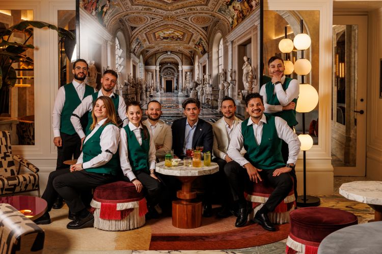 Mattia Capezzuoli, al centro, e il team di bartend