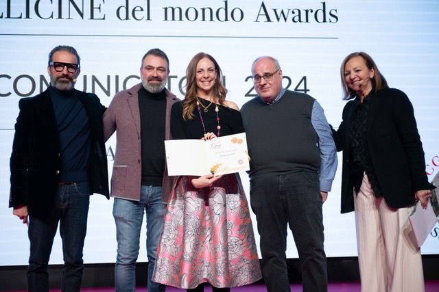 Adua Villa sul palco di Identità Milano 2024, dove è stata premiata durante la presentazione dell'edizione 2024 della Guida alle Bollicine del Mondo