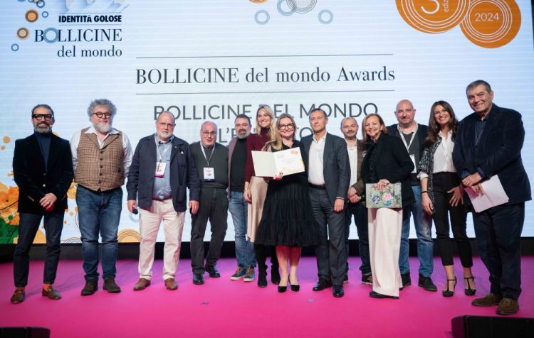 Essi Avellan sul palco di Identità Milano 2024, dove è stata premiata durante la presentazione dell'edizione 2024 della Guida alle Bollicine del Mondo