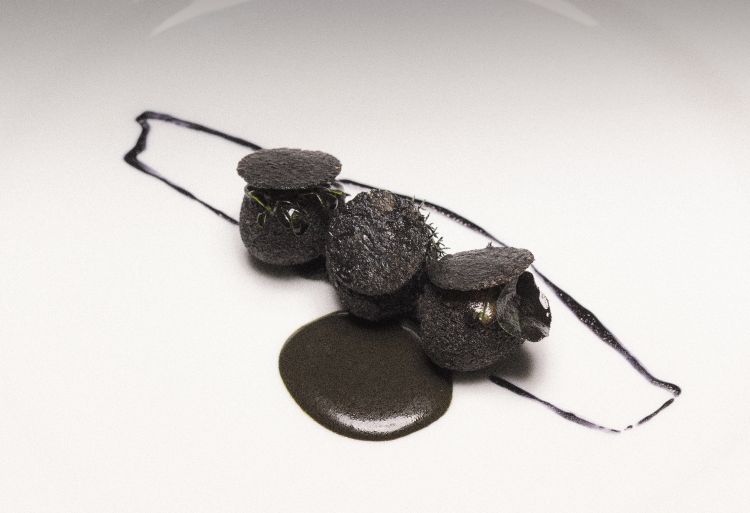Telaio: cosce fritte di rana in panatura di erbe tostate, salsa di acetosa e nero di seppia.
