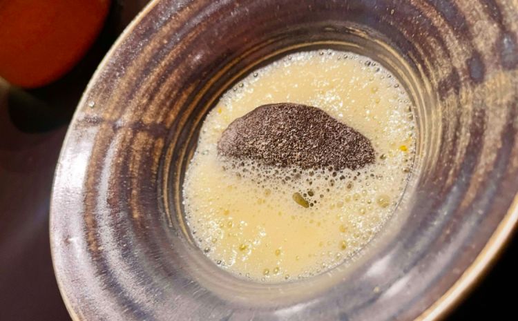 Dumpling di tempeh di riso ripieni di cannolicchi in zuppa d'uovo