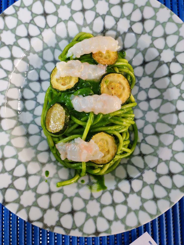 Spaghetto mantecato con crema di tenerumi, gambero rosso e zucchina fritta di Mario Casu all'Osteria Contemporanea (foto Ufficio Stampa)
