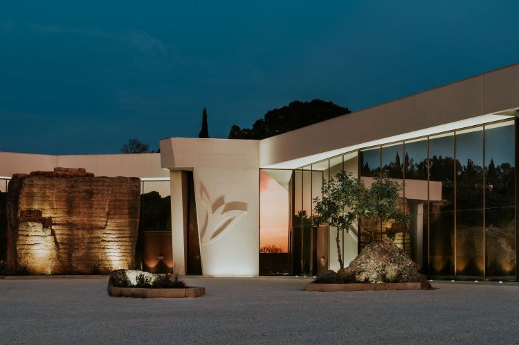 La splendida cantina realizzata nell'ex cava di tufo