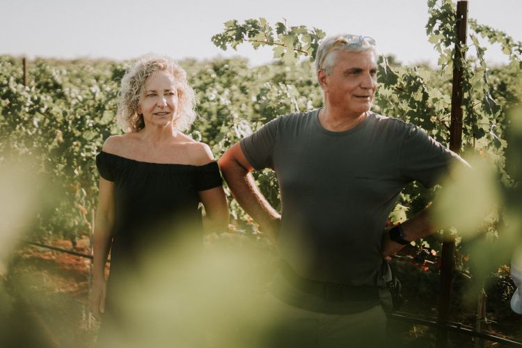 Liliana e Antonio Intiglietta tra i vigneti in Pug