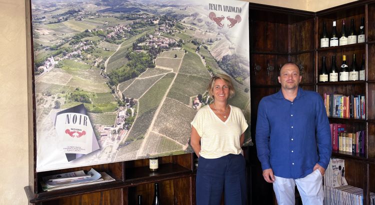Francesca Seralvo e l'enologo Stefano Malchiodi con una mappa dei vigneti dell'azienda