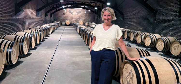 Francesca Seralvo nella cantina di affinamento di 