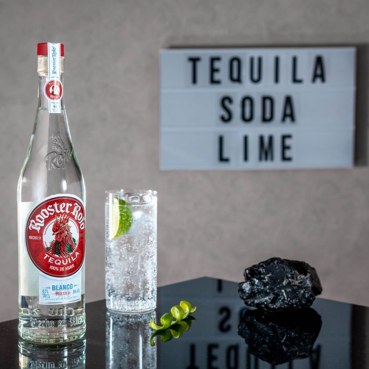 Tequila Rooster Rojo Blanco servita con soda e lim