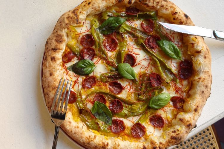Teresina, con passata di pomodorini gialli, fiordilatte, salsiccia stagionata, friggitelli verdi dolci, basilico fresco