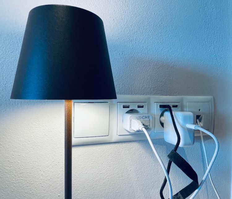 La camera perfetta per me, Paolo Marchi, deve avere un comodo tavolo per lavorare e una ricca dotazione di prese di ogni tipo per collegare e ricaricare computer e telefonini. Un hotel potrà avere anche 5 stelle lusso, ma se la luce è nascosta dietro comodini e spalliere e sulla scrivania è appoggiato un televisivo il lusso è illusorio. Terra dei fratelli Schneider è un Magic Place anche per queste dotazioni