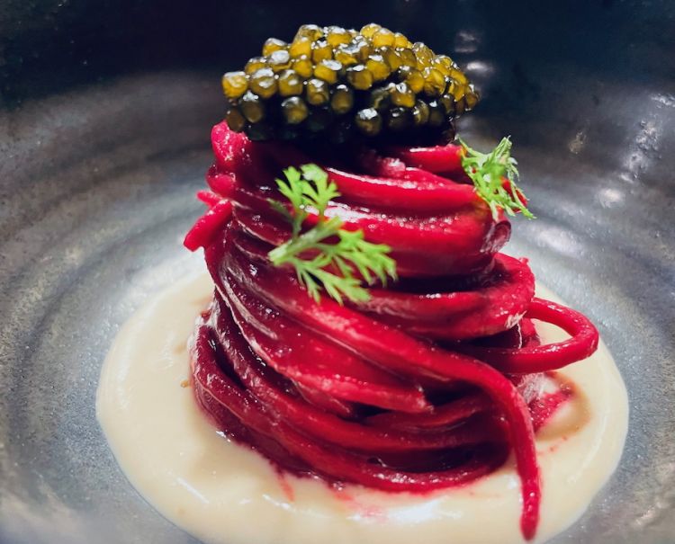Spaghetto alle rape rosse con crema di lievito caramellato e achillea, chef Heinrich Schneider
