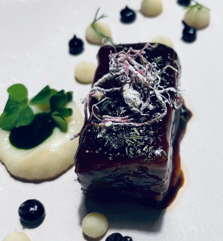 Short rib di manzo nostrano cotto per 16 ore, glassa alle spezie e asperula, dal menù dell'estae 2025 di Heinrich Schneider a Prati di Sarentino