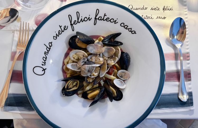 Si mangia davvero bene anche al Terrazza Maraviglia, l'altro ristorante di Palazzo Avino, dedicato a una cucina più casual: per noi ottimi Moscardini alla luciana, gli Scialatielli amalfitani con frutti di mare e pomodorini (nella foto), una golosa Frittura di calamari, gamberi, zucchine e melanzane pastellate con salsa agrodolce al limone