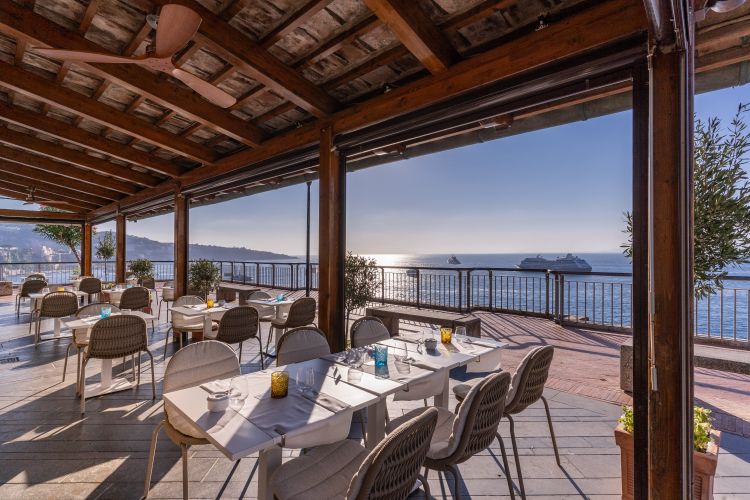 La Terrazza Mediterraneo Italian Bistrot si trova di fronte all’hotel, in Piazzetta Marinella. In cucina lo chef de cuisine Alessandro Bisconti
