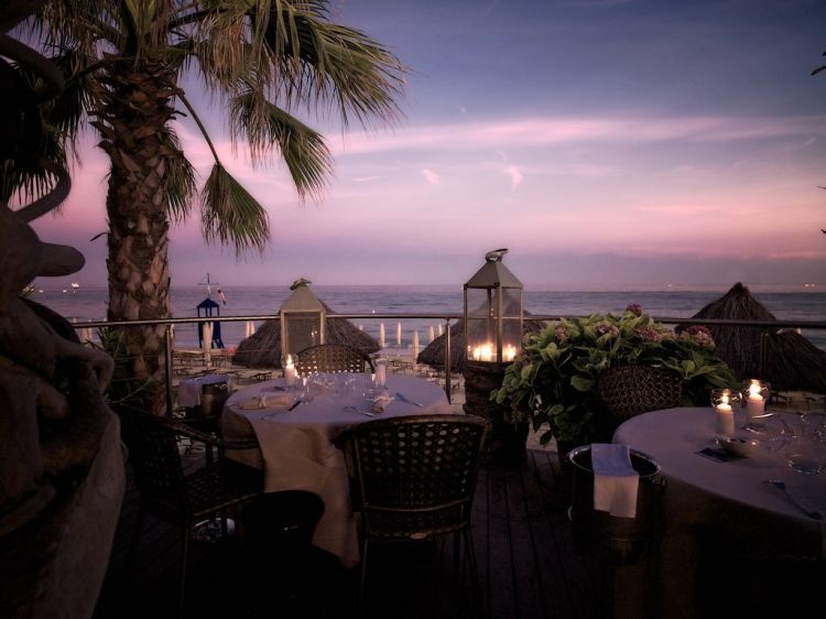 La bella terrazza esterna del ristorante A Spurcacciun-a, all'interno del Mare Hotel
