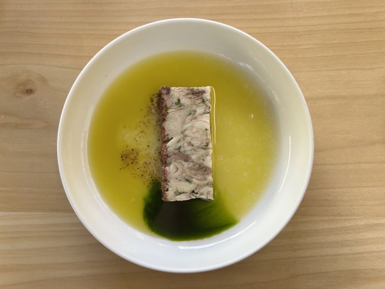 Terrina di collari e teste