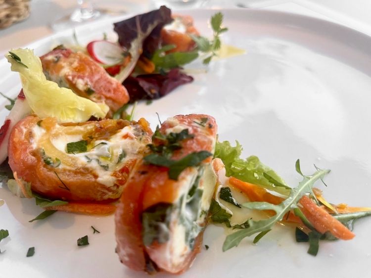Terrina di pomodoro gratinato con yogurt greco, rucola, pesca e insalata aromatica