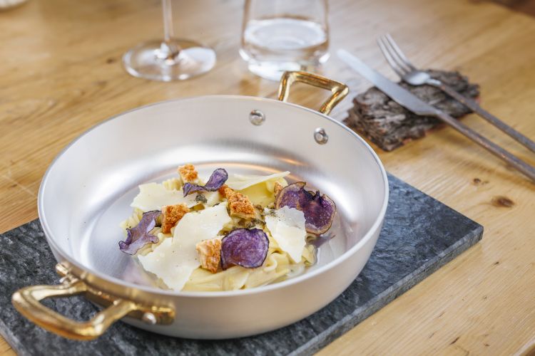 Come se fosse una pasta e patate esalta le origini napoletane della mamma di Andrea, ma qui il Bitto sostituisce la scamorza
