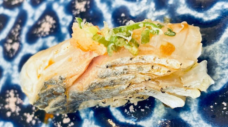 Nigiri di orata con pelle e momiji oroshi

